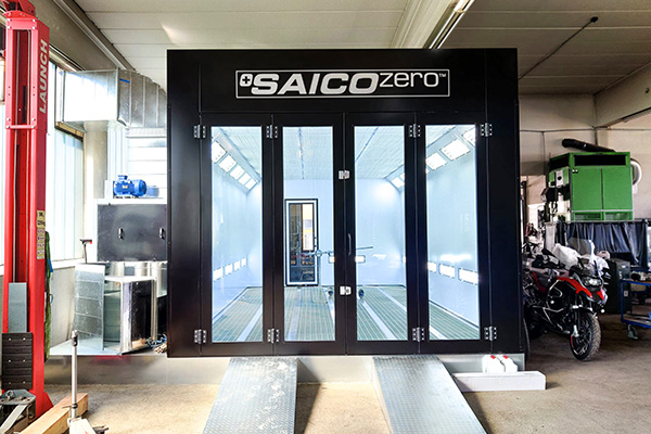 STJ booth with four-wing door
