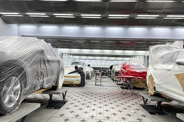 Car being painted on a Saicozero paint platform
