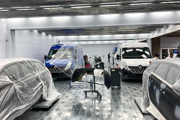 Paint platform with a flat comfort floor and vans being prepared